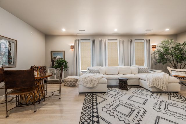 2309 Mananitas Lane NW, Albuquerque, NM 87104
