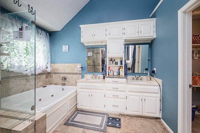 21206 W 55th Terrace, Shawnee, KS 66218