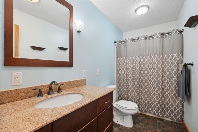 2000 Highland Rd, Ely, IA 52227