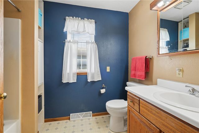 2000 Highland Rd, Ely, IA 52227