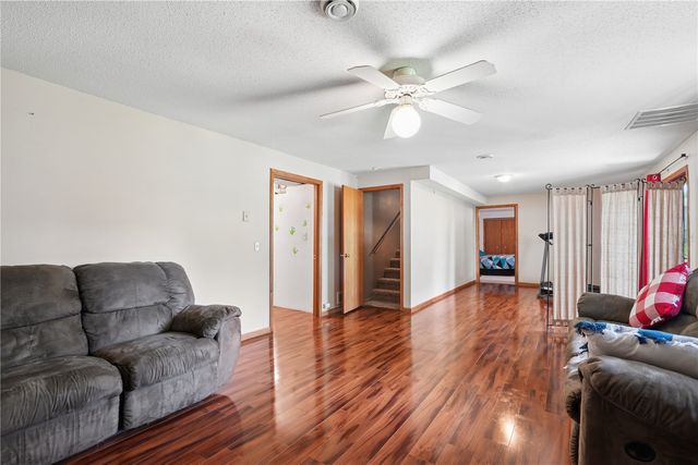 2000 Highland Rd, Ely, IA 52227