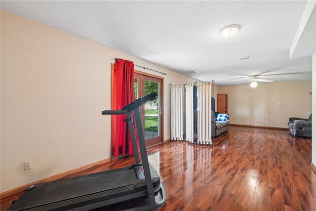 2000 Highland Rd, Ely, IA 52227
