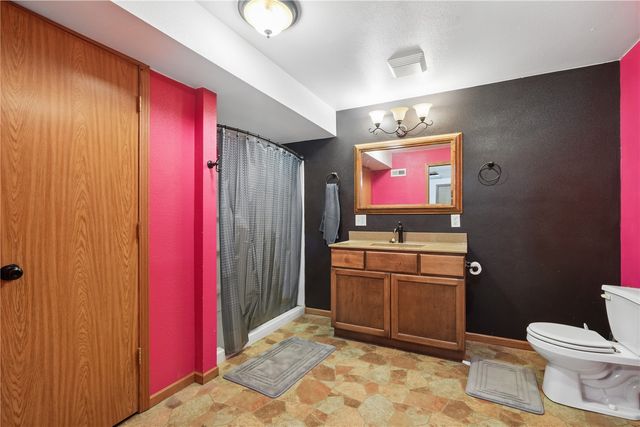 2000 Highland Rd, Ely, IA 52227