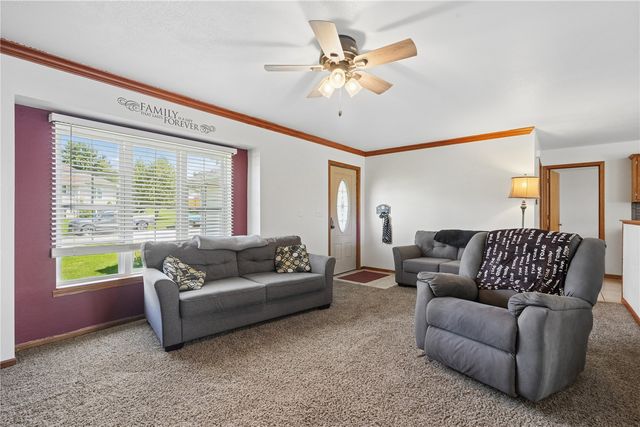 2000 Highland Rd, Ely, IA 52227