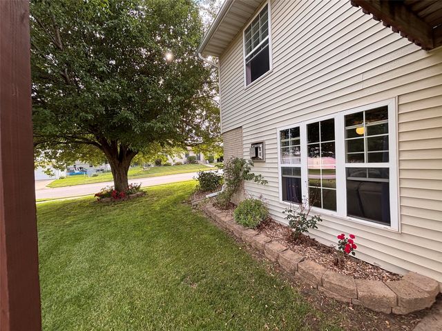 2000 Highland Rd, Ely, IA 52227