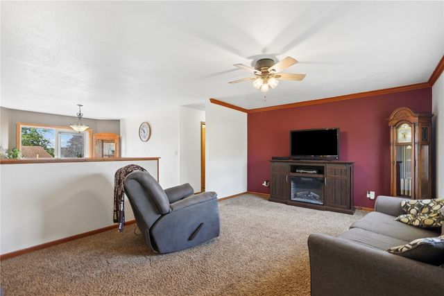 2000 Highland Rd, Ely, IA 52227