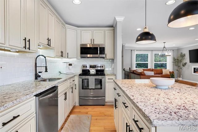 737 Hinder Drive, St Louis, MO 63125