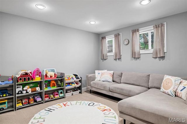 737 Hinder Drive, St Louis, MO 63125