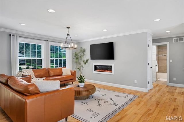 737 Hinder Drive, St Louis, MO 63125