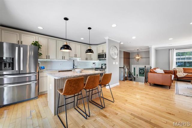 737 Hinder Drive, St Louis, MO 63125