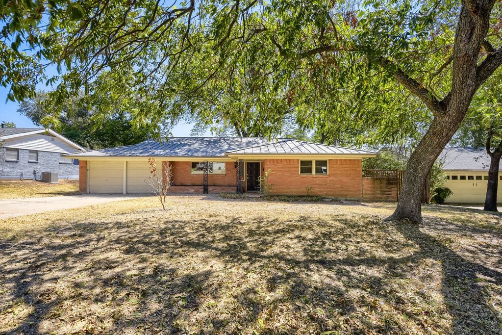 4105 Springbranch Drive, Benbrook, TX 76116 — exterior