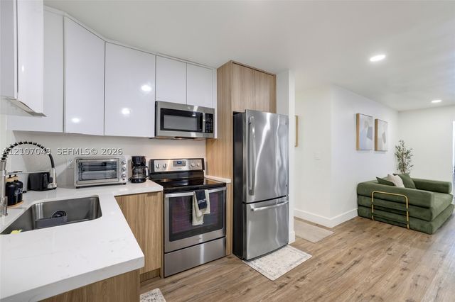 1009 NE 18th St, Fort Lauderdale, FL 33305