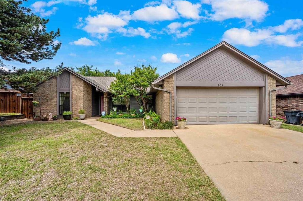 204 NE 48th St, Lawton, OK 73507