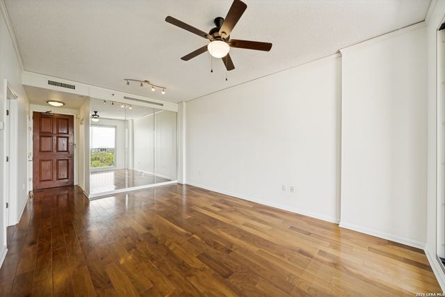 1 Towers Park Ln Apt 1004, San Antonio, TX 78209