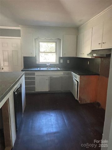 4814 Hidden Valley Road, Charlotte, NC 28213