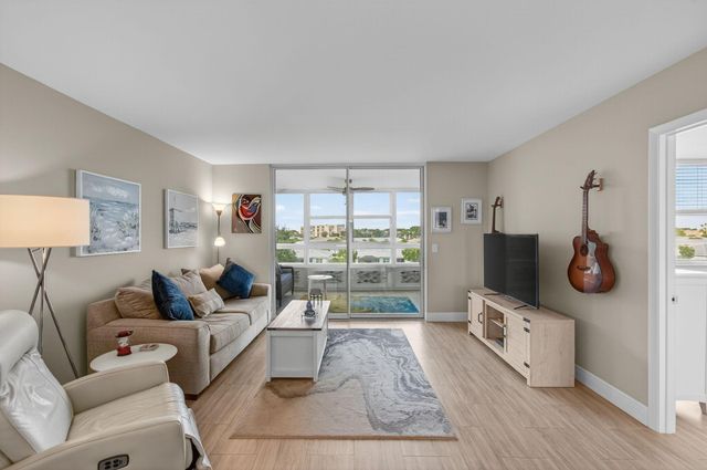 25 Abbey Lane 402, Delray Beach, FL 33446