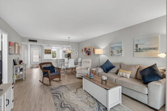 25 Abbey Lane 402, Delray Beach, FL 33446