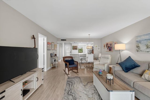 25 Abbey Lane 402, Delray Beach, FL 33446