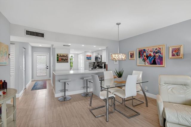 25 Abbey Lane 402, Delray Beach, FL 33446