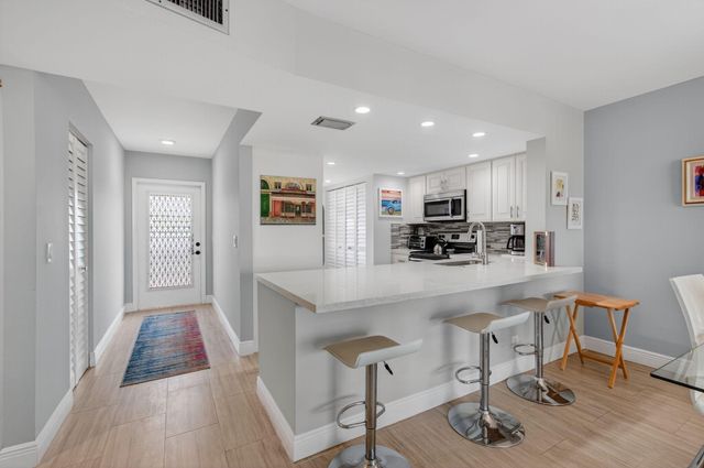 25 Abbey Lane 402, Delray Beach, FL 33446