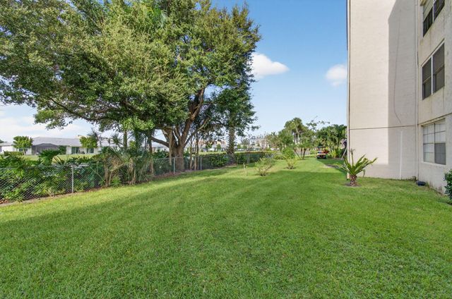 25 Abbey Lane 402, Delray Beach, FL 33446