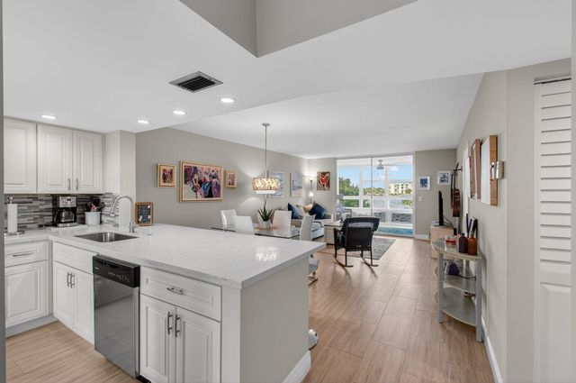 25 Abbey Lane 402, Delray Beach, FL 33446