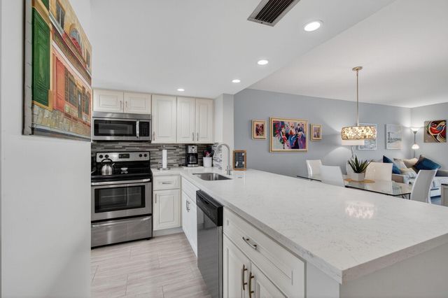 25 Abbey Lane 402, Delray Beach, FL 33446