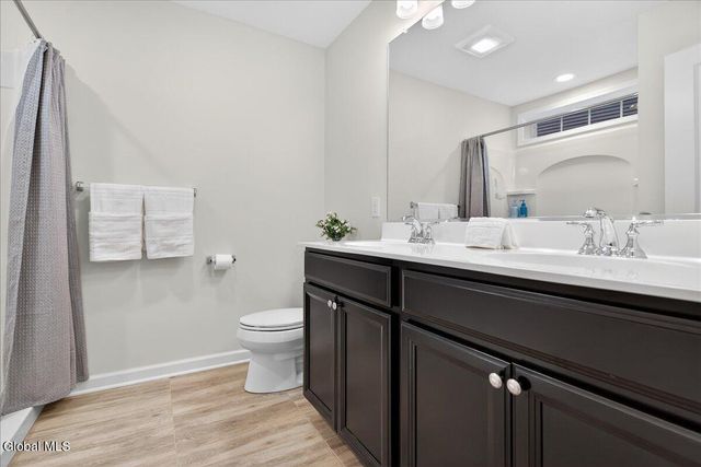 8A Macoun Drive, Halfmoon, NY 12065