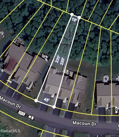 8A Macoun Drive, Halfmoon, NY 12065