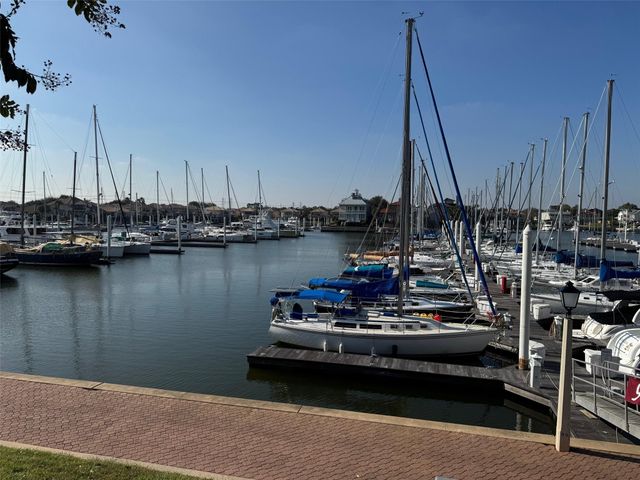 517 Mariners Drive, Kemah, TX 77565