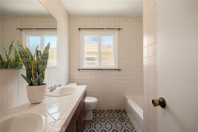 5841 Radford Avenue, Los Angeles, CA 91607