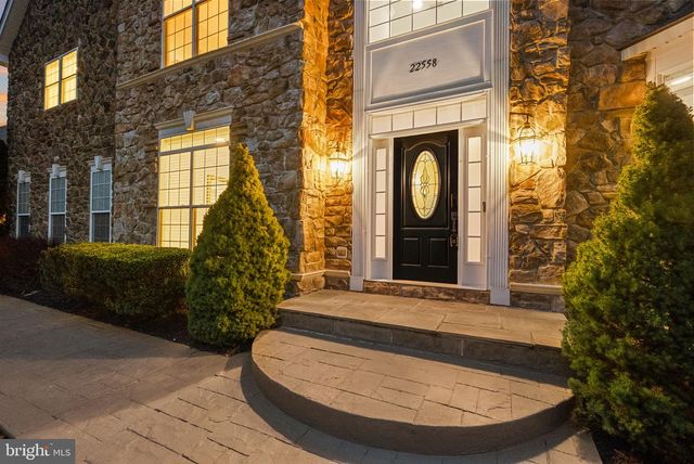 22558 FOREST RUN DR, Ashburn, VA 20148