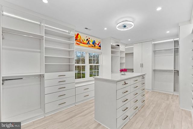 22558 FOREST RUN DR, Ashburn, VA 20148