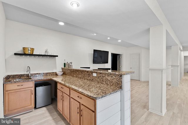 22558 FOREST RUN DR, Ashburn, VA 20148