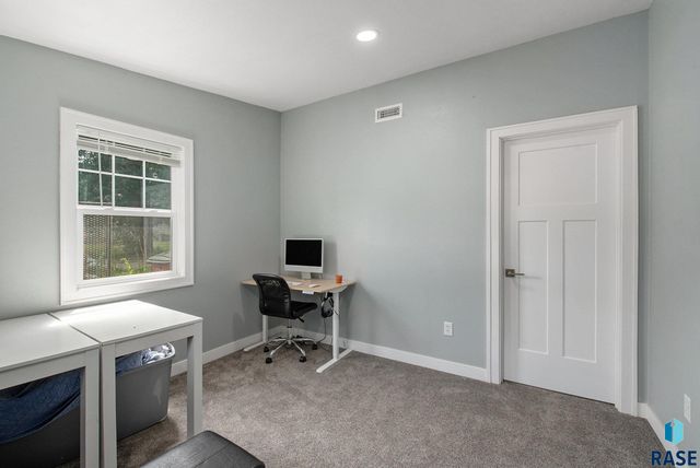 3131 N Jessica Ave Avenue, Sioux Falls, SD 57104