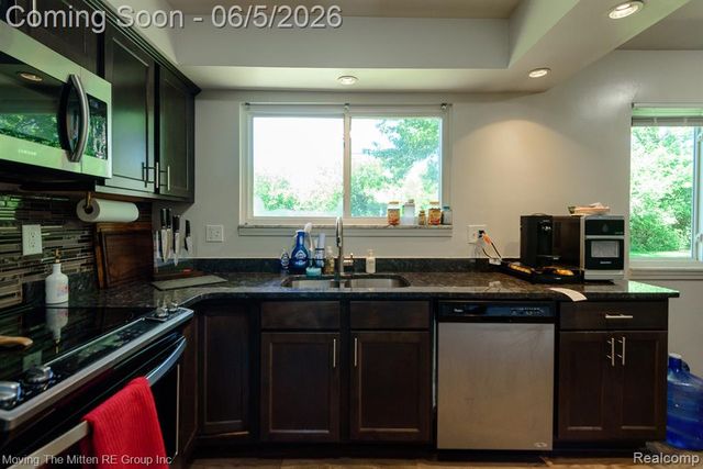 23735 W Newell Circle, Farmington Hills, MI 48336