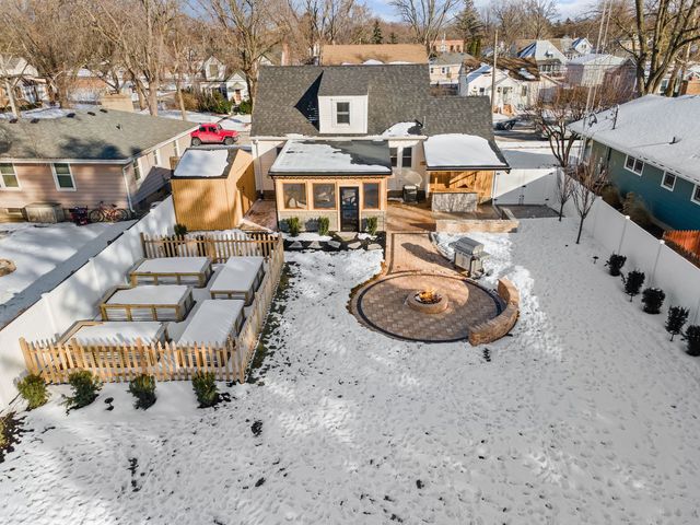 1025 Queen Anne Street, Woodstock, IL 60098