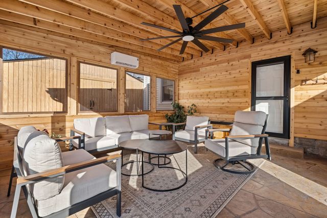 1025 Queen Anne Street, Woodstock, IL 60098