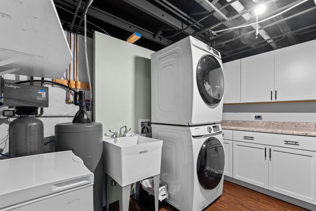 1025 Queen Anne Street, Woodstock, IL 60098