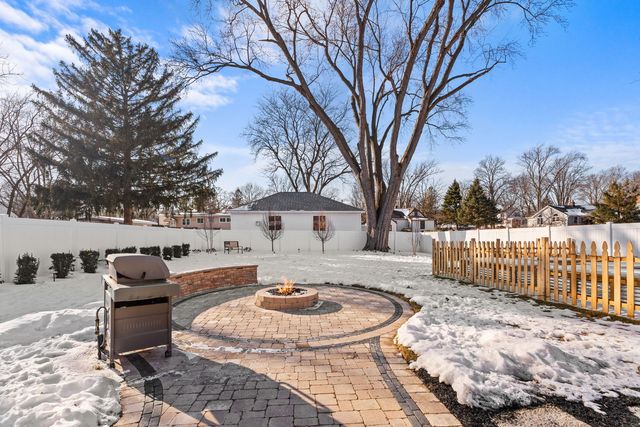 1025 Queen Anne Street, Woodstock, IL 60098