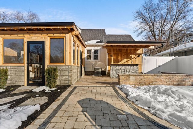 1025 Queen Anne Street, Woodstock, IL 60098