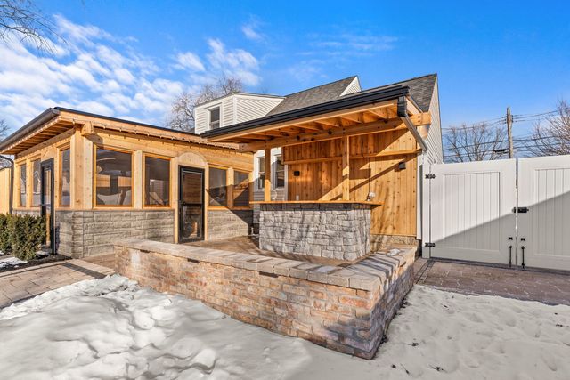 1025 Queen Anne Street, Woodstock, IL 60098