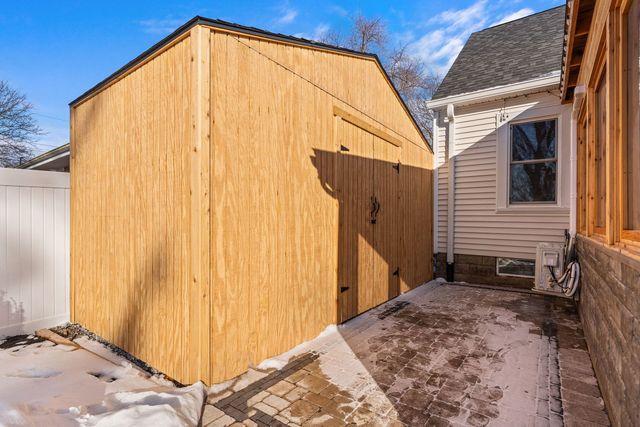 1025 Queen Anne Street, Woodstock, IL 60098