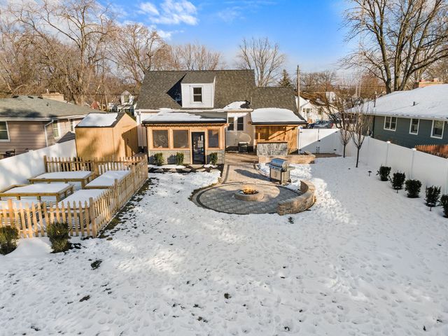 1025 Queen Anne Street, Woodstock, IL 60098