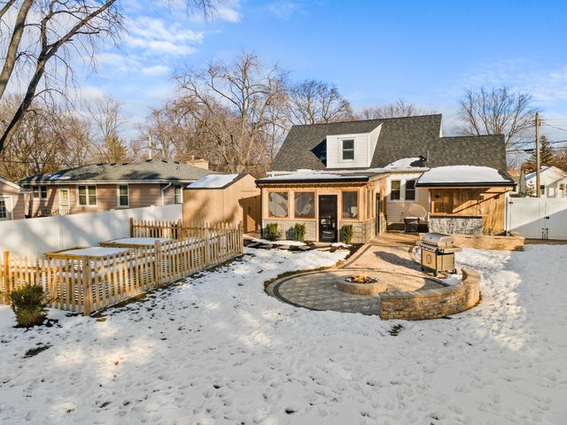 1025 Queen Anne Street, Woodstock, IL 60098