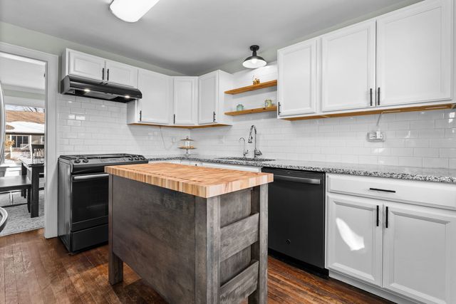 1025 Queen Anne Street, Woodstock, IL 60098