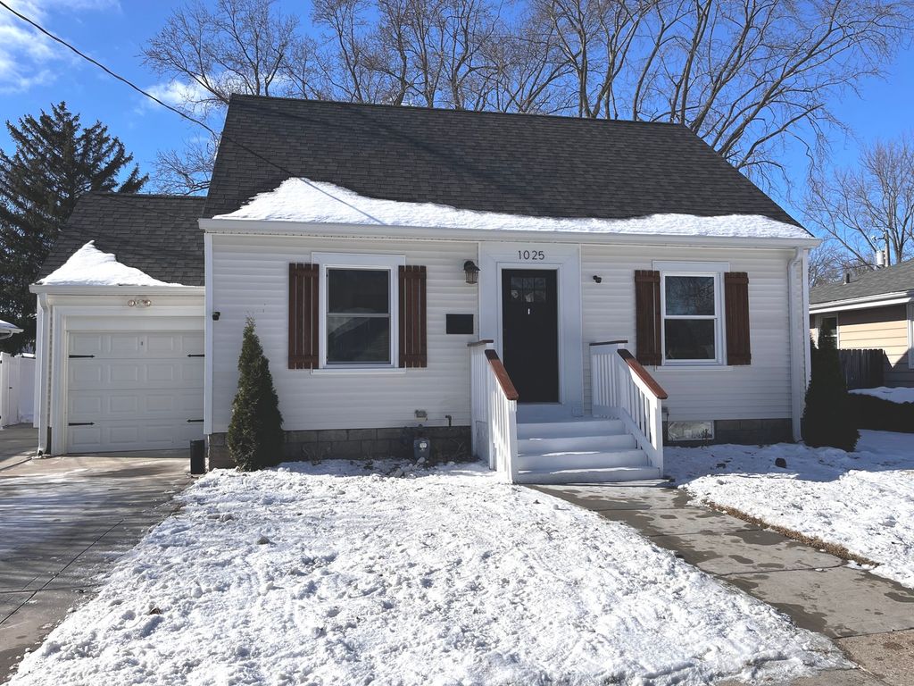 1025 Queen Anne Street, Woodstock, IL 60098