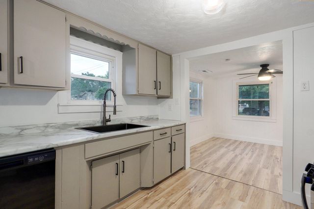 801 West Della Street, Springfield, MO 65803