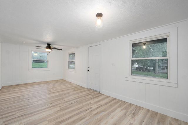 801 West Della Street, Springfield, MO 65803