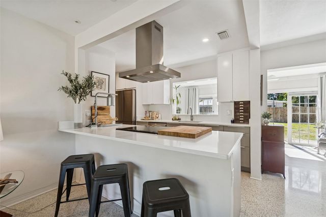 2000 SERPENTINE CIRCLE S, St Petersburg, FL 33712